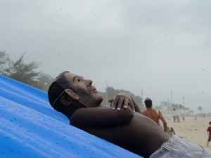 Em uma das performances, 100 quilos de beterraba desidratada foram despejados na praia e coloriram o mar de vermelho em referência à 