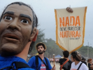 Em uma das performances, 100 quilos de beterraba desidratada foram despejados na praia e coloriram o mar de vermelho em referência à 