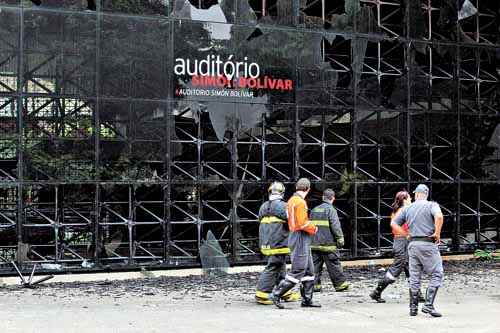 O auditório Simon Bolívar, que foi praticamente todo destruído, estava com o alvará vencido há 20 anos, mas sediou eventos da prefeitura