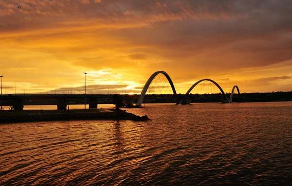 Sol na alvorada da Ponte JK: dia pode ter momentos nublados e chuvosos