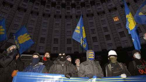 Em protesto, manifestantes passam a noite em frente à sede do governo ucraniano