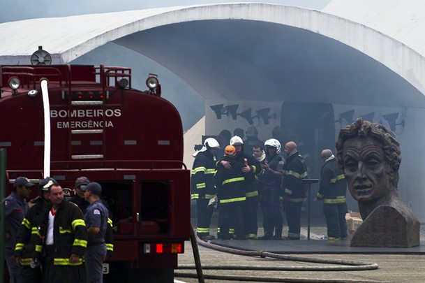 Bombeiros tentam conter as chamas no Memorial da América Latina