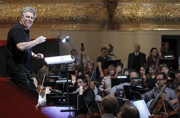 O maestro Vassily Sinaisky em ensaio com a orquestra em 2011