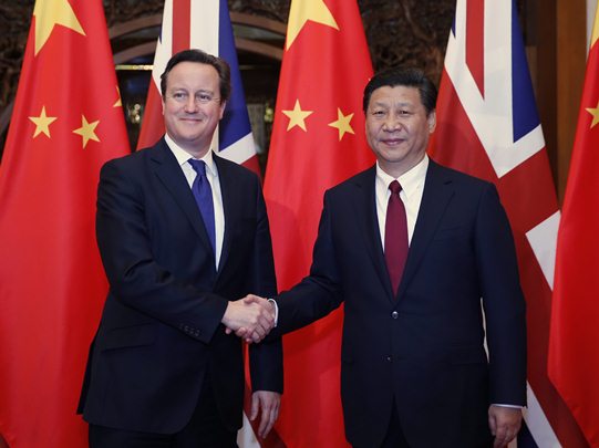 O primeiro-ministro britânico David Cameron e o presidente da China, Xi Jinping, em reunião em Pequim