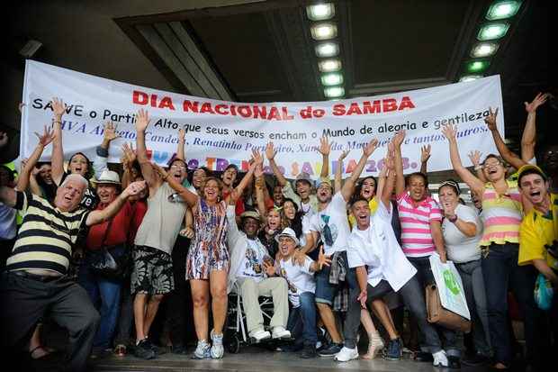 Dançarinos se reúnem para comemorar o Dia Nacional do Samba