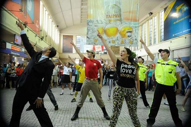 Flash mob na Central do Brasil abre eventos do Dia Nacional do Samba