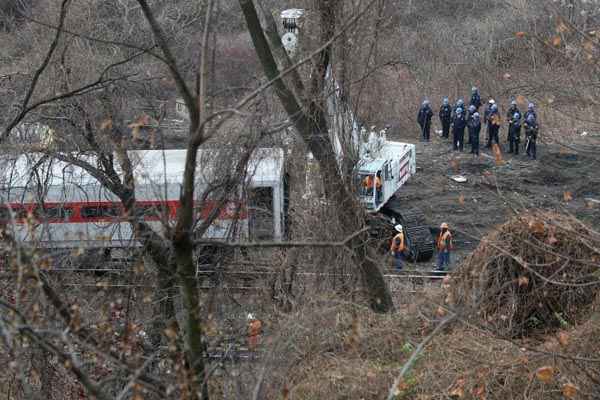 Quatro vagões saíram da via e terminaram em uma área de mata