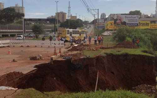 Coletivo aguarda realização de perícia e motoristas que passam pela Avenida Elmo Serejo enfrentam congestionamento