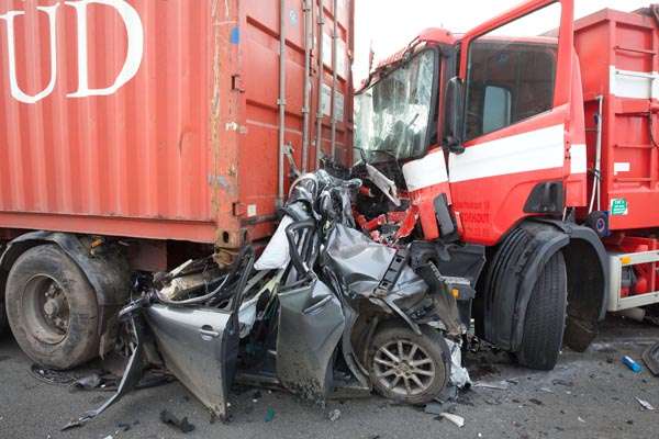 Destroços de carro que se envolveu em acidente na rodovia A19, perto Zonnebeke-Beselare, após colisão causada pelo denso nevoeiro na região