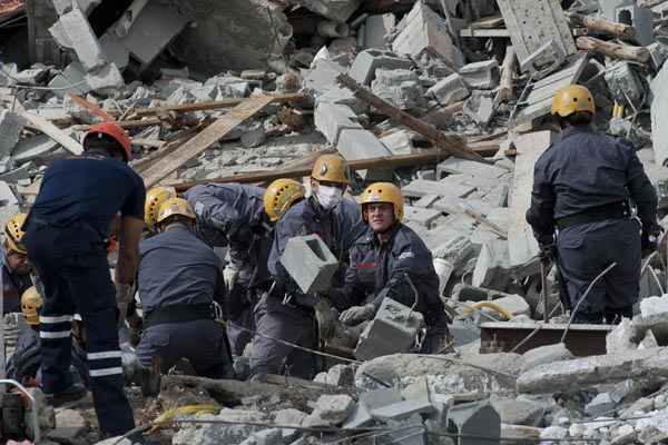 Equipes de resgate trabalham em meio aos escombros de prédio de cinco andares em construção que desabou em Guarulhos, na região metropolitana de São Paulo