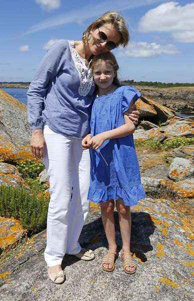 Rainha Mathilde da Bélgica posa com a Princesa Elisabeth durante férias em família na ilha de Ile d'Yeu, França