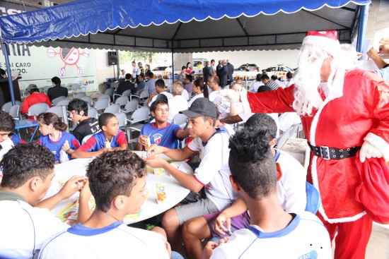 Um Papai Noel circulou por toda a Rodoviária para alertar os pais sobre os males de se comprar produtos falsificados