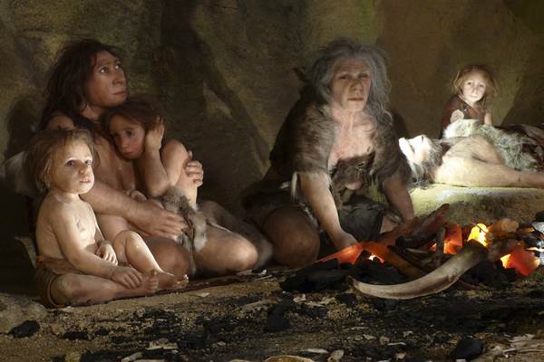 Família neandertal retratada em museu na Croácia: estudos mostram muitas semelhanças entre a espécie e os humanos