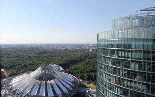 Berlim vista de cima: o verde dos parques abraça as construções de concreto