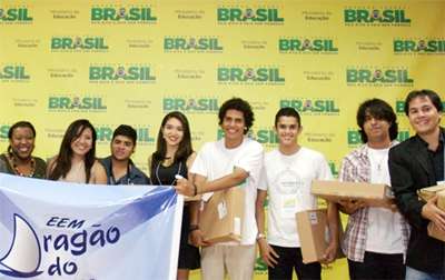 Equipe da escola Dragão do Mar, de Fortaleza, recebe da secretária Macaé Evaristo (E) a premiação pelo primeiro lugar na primeira edição do Curta História, com o vídeo Lenda de Oxumaré