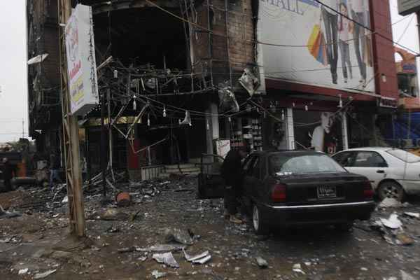 Forças de segurança iraquianas inspecionam local alvo de ataque shopping de Kirkuk, ao Norte de Bagdá