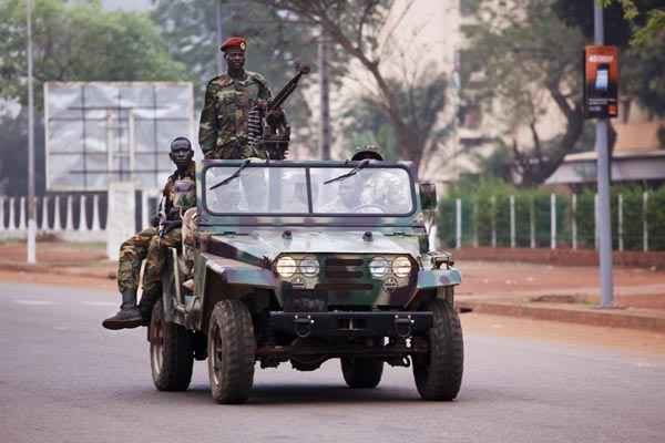 Pela manhã, soldados conduzem veículo ao longo de estrada em Bangui