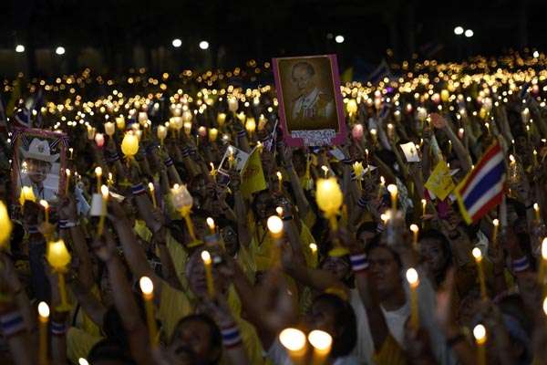 Manifestantes anti-governo seguram em festa em comemoração ao aniversário do rei Bhumibol Adulyadej, em Bangcoc