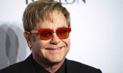 Elton John declarou que pretende ser cauteloso no palco na Rússia