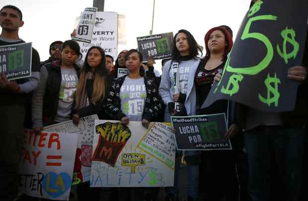 Manifestantes se reúnem fora McDonald em Los Angeles, Califórnia