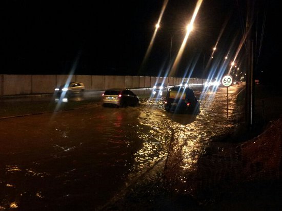 Chuva deixa vias inundadas em vários locais no DF