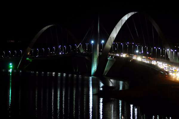 À noite, é possível ver o resultado da ação dos vândalos: apenas um dos arcos da ponte está iluminado