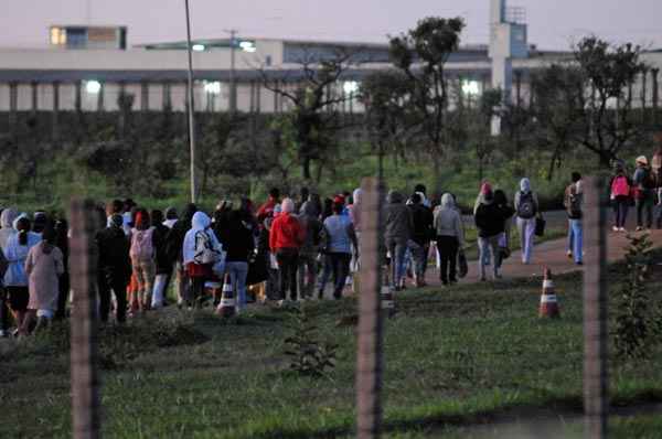 Sem a regalia dos mensaleiros, quem visita os demais presos é obrigado a madrugar na fila para pegar senha