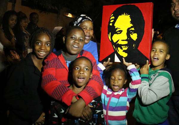 Sul-africanos se reuniram em vigília, diante da casa de Nelson Mandela, durante a madrugada de hoje: ícone antiapartheid foi homenageado com cânticos tradicionais, velas, danças típicas e orações