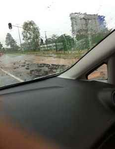 Na pista próximo ao Ceub, asfalto fica destruído por conta da chuva