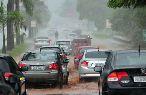 Chuva tem provocado acidentes e engarrafamentos pelas ruas da capital