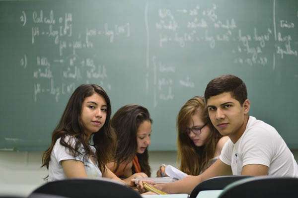 Camila e Gabriel ainda não escolheram o curso superior: ela queria medicina, mas se interessou por direito, e ele está em dúvida entre medicina e engenharia civil