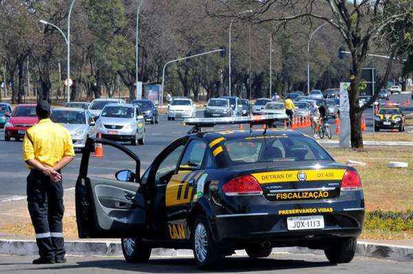 Caminhão procedente da Bahia capotou no Km 22, da DF-130. O motorista morreu no local