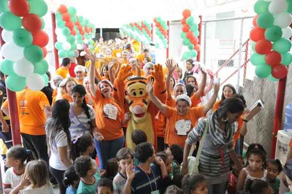 Acima, a festa do último ano. Abaixo, a consagração do Natal Solidário nas páginas do Correio: 10 anos de dedicação à criança