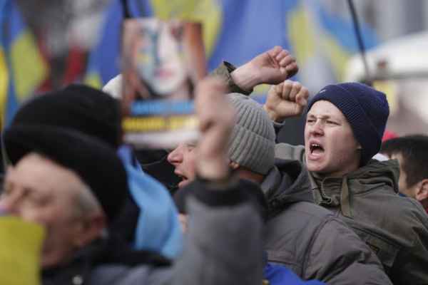 Milhares de manifestantes pró-UE foram às ruas nesta semana pedindo a renúncia do presidente ucraniano, Viktor Yanukovich, em frente ao Parlamento