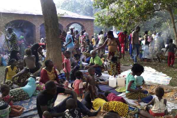 As pessoas que fogem dos combates entre muçulmanos e milícias cristãs se reúnem em razão de uma igreja no bairro Menino Rabe, em Bangui