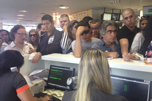 No aeroporto de Brasília, o tempo de espera na fila do check-in superou duas horas no início da manhã