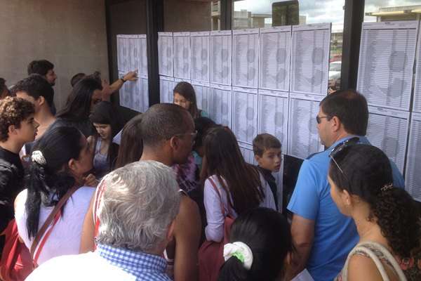 Os portões foram fechados às 13h. De acordo com o Cespe, por volta das 16h, o órgão vai divulgar o número de abstenções dessa fase