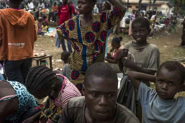 Pessoas se reúnem para escapar da violência no centro de Bangui, no jardim do arcebispo de Bangui na paróquia de Saint-Paul