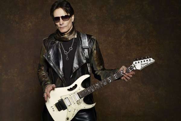 Steve Vai: rivalidade musical com outro monstro da guitarra, Joe Satriani