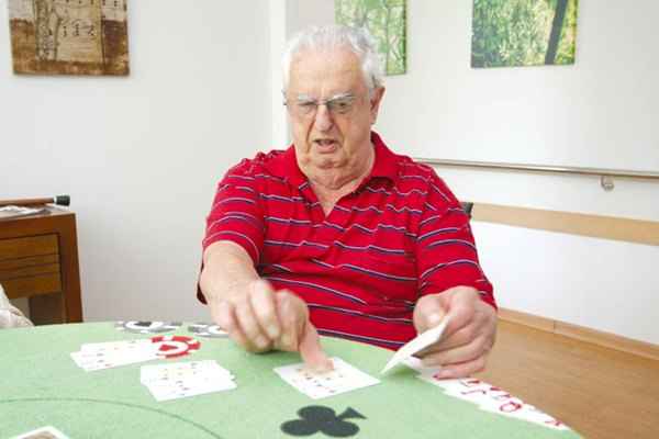 Aos 86 anos, Aluízio é um leitor voraz e adora jogar cartas: as atividades fazem bem ao cérebro do aposentado