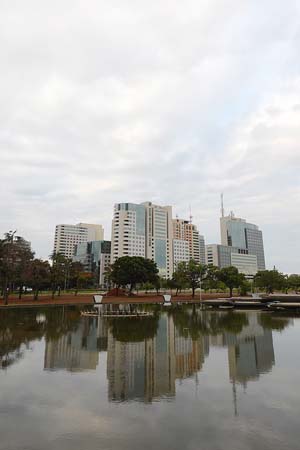 Céu carregado de nuvens favorece a previsão de chuva no DF