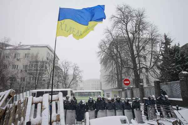 Forças de segurança do Ministério do Interior bloqueiam rua durante protesto pró-União Europeia, em Kiev