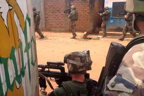 Soldados franceses procuram rebeldes armados nas ruas de Bangui