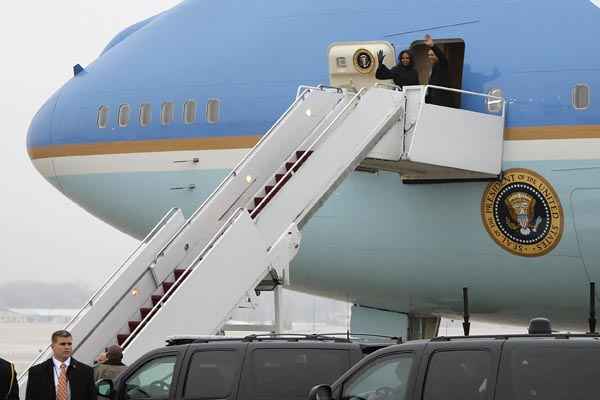 Presidente dos EUA, Barack Obama, e a primeira-dama Michelle Obama embarcam Air Force On para a África do Sul