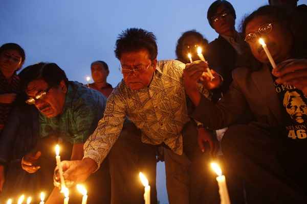 Artistas e ativistas participam de uma vigília com velas em homenagem ao ex-presidente da África do Sul Nelson Mandela, em Dhaka