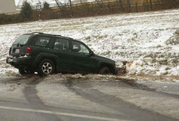 Carro gira fora de controle e cai em uma vala na Interestadual 66, em Manassas, Virginia devido tempestade de inverno