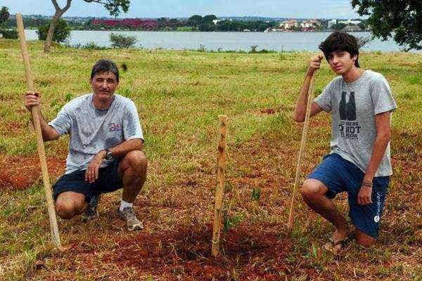 Alexandre Piovesan com o filho, Guilherme, em uma área do Lago Norte que pode ser transformada em um pontão. 