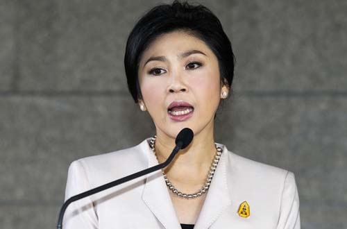 Primeira-ministra tailandesa Yingluck Shinawatra enfrenta a mídia durante uma entrevista coletiva após uma reunião de gabinete no Clube do Exército, em Bangkok