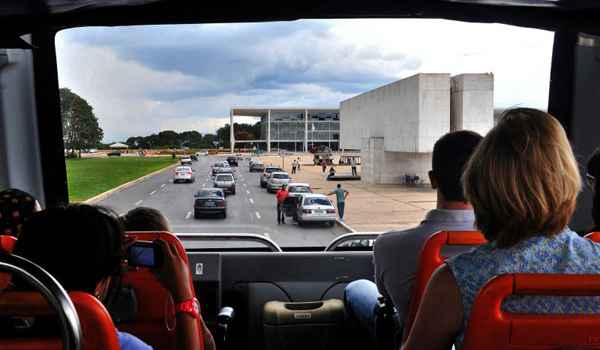 Novas regras de olho na Copa: visitantes passeiam em ônibus turístico