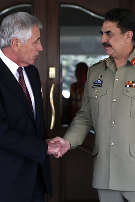 O Secretário de Defesa dos EUA Chuck Hagel se reuniu com o general Hamad bin Ali Al-Attiya